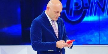 Ministri i Brendshëm i dërgon mesazh në celular live Blendi Fevziut: Ç’është kjo pyetje?!