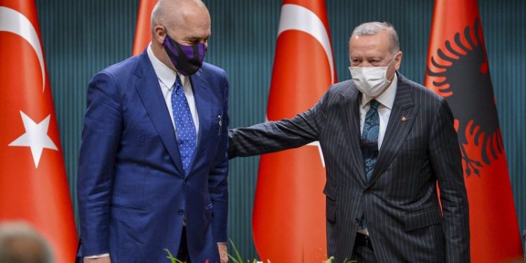 Mediat turke hedhin dritë mbi vizitën e Erdogan, përveç gylenistëve në fokus të diskutimeve edhe baza e Pashalimanit?