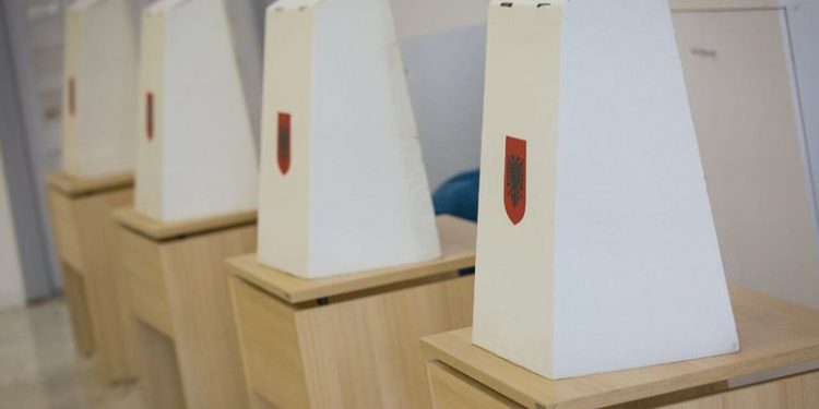 Zhbllokohen zgjedhjet e reja në 6 bashki, juristët: Në KQZ listën e kandidatëve e dërgon Basha, asnjë institucion nuk e njeh Berishën