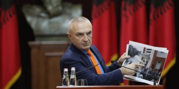 lir Meta del nga strofulla dhe nis kërcënimet e shantazhet ndaj gjyqtarëve të Kushtetueses, 18 janari fut në terror presidentin