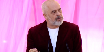 “Politikanët janë të mallkuar”! Kryeministri Rama mban fjalimin e pazakontë