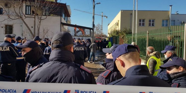 Përplasje mes policisë dhe banorëve për prishjen e ndërtimeve te “5 Maji”: PD-PS debate në komision për konfliktin, reagon edhe Veliaj