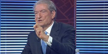 Sali Berisha “bën pis” me intriga drejtësinë e re! Akuzon publikisht prokurorin e SPAK se ka marrë 160 milon lekë: “Më kanë sjellën dosjen e djalit të vrarë në derën e shtëpisë”!