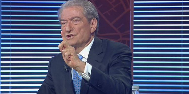 Sali Berisha “bën pis” me intriga drejtësinë e re! Akuzon publikisht prokurorin e SPAK se ka marrë 160 milon lekë: “Më kanë sjellën dosjen e djalit të vrarë në derën e shtëpisë”!