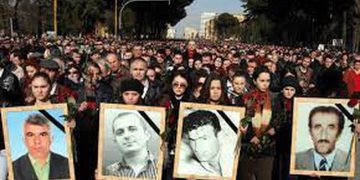 Kriminelët e 21 janarit të pandëshkuar, kryeministri krihet në facebook