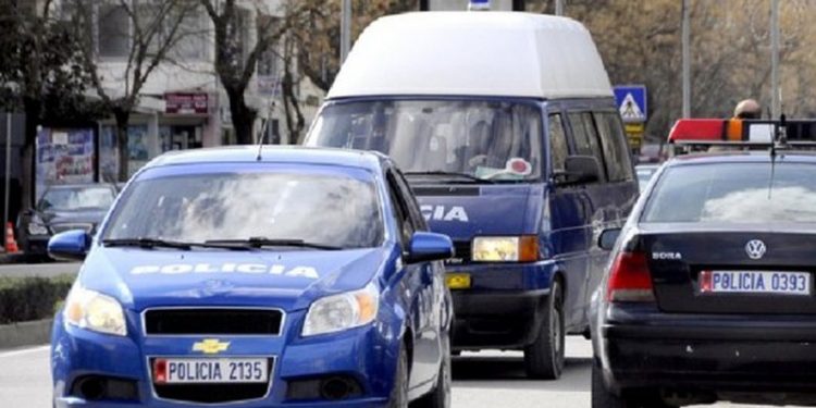 “Na sillni paratë”! Mbanin peng 30 persona të huaj në Laprakë dhe kërcënonin familjarët e tyre: Policia vë në pranga 40-vjeçarin nga Tirana dhe 2 bashkëpuntorë nga Afrika