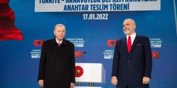 Turqit analizojnë vizitën e Erdogan: Ankaraja e pakënaqur me tolerimet ndaj gylenistëve, ja pse grekët u alarmuan nga vizita e presidentit turk