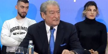 Takimi i Kim me Bashën alarmon Berishën! “Non grata” shpërthen në sulme e akuza ndaj përfaqësueses së Amerikës si “pro amerikan”