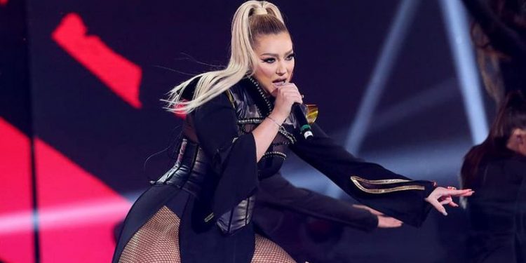 Nuk kishte ndodhur kurrë më parë! Eurovision bën njoftimin që trondit Ronela Hajatin: Reagon menjëherë këngëtarja: Po, tani jem e frikësuar