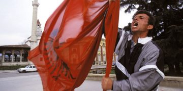 ‘UnHerd’: Si u kthye Shqipëria në një skemë piramidale