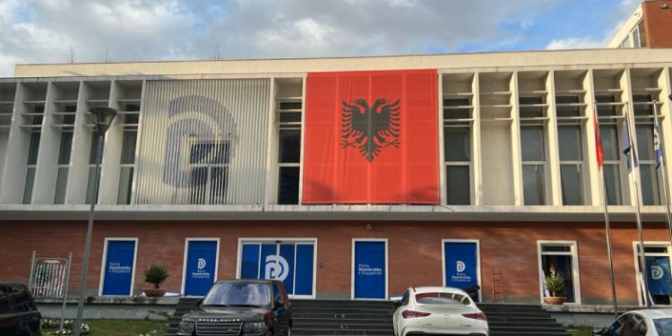 Basha bën ndryshime në seli dy ditë përpara afatit të vendosur nga Berisha për të liruar zyrën