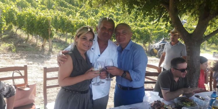 Monika kërkon arrestin e personit me të cilin ka më shumë foto se ai me gruan e vet!