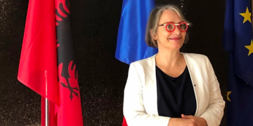 Franca i “pret krahët” Shqipërisë: Vetoja bullgare për Maqedoninë e Veriut duhet të ndalojë edhe avancimin e Shqipërisë në BE, dy vendet s’duhet të ndahen nga njëri- tjetri