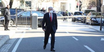 Berisha rikthehet në Parlament, Muli e pret tërë adhurim dhe i hap derën (por i rrasin nga fundi)