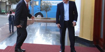 Berisha rikthehet në Parlament, Muli e pret tërë adhurim dhe i hap derën (por i rrasin nga fundi)