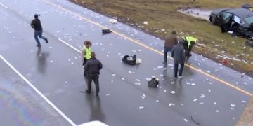 Makina grabitet në mes të rrugës, njerëzit vërsulen dhe mbushin duart me para (Video)