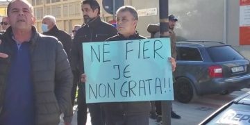 “Saliarët” me pankarta në Fier: Atë që na ka bërë Basha s’na e ka bërë as Rama!