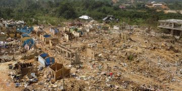 Kamioni me eksploziv shpërthen pas aksidentit, rrafshohet qyteza, dhjetëra viktima