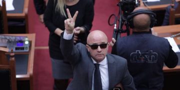 Ish-deputeti me kobure: Sali Berisha, pro-amerikani më i madh në botë. E turpshme përjashtimi i tij