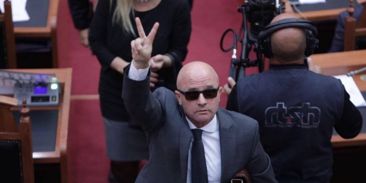 Ish-deputeti me kobure: Sali Berisha, pro-amerikani më i madh në botë. E turpshme përjashtimi i tij