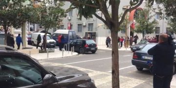 “Ç’a ngjyre i ke mbathjet? Oh zemër….”! Ngacmoi 13-vjeçaren, del videoja kur arrestohet pedofili në Tiranë