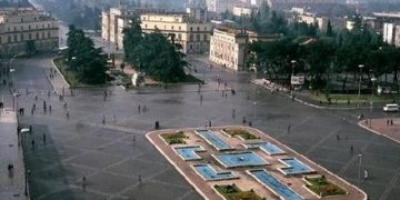 Zbulohet dosja e bujshme e “Thikave” me Ambasadat e huaja në Tiranë në ’80-ën, që solli “ftohjen” e Enverit me Mehmetin