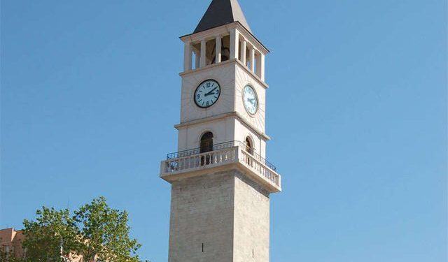 Kur në Tiranë shitej Kulla e Sahatit, në Paris mashtronin me shitjen e Eifelit!