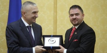 “Nuk pranoj pyetje nga një gazetare drogaxhiu”: Ilir Meta prishet me Ylli Ndroqin?
