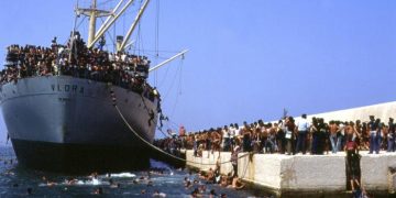 Historia e anijes ‘Vlora’ që erdhi nga Kuba me sheqer. Si u rrëmbye dhe mbërriti në Bari 30 vjet më parë me 20 mijë shqiptarë