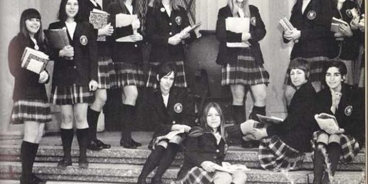 Letra për Enverin: Vajza e atasheut polak, imorale, bën gjeste dhe qëndron në bankë në pozicion provokuese ndaj nxënësve te “Sami Frashëri”