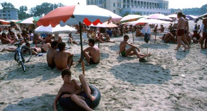 Kush i mban mend komerdaret e makinave që argëtonin fëmijët por edhe të rriturit…?! (Foto)