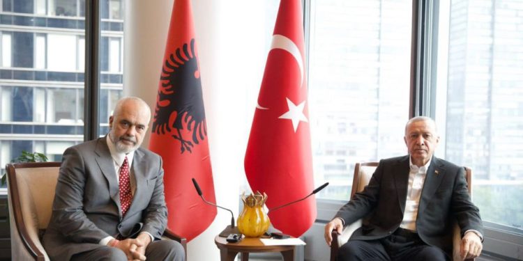 Zbardhet axhenda e Erdoganit në Tiranë