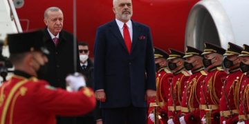 Vizita e Erdogan në Shqipëri, “Zëri i Amerikës”: Bie në sy mungesa e një takimi me Metën. Endri Fuga: Mos nxisni urrejtje