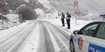 Reshjet e dendura të dëborës e bëjnë të pakalueshme Rrugën e Arbrit