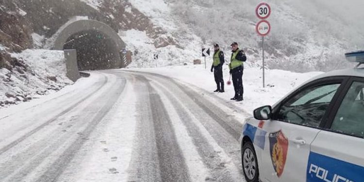 Reshjet e dendura të dëborës e bëjnë të pakalueshme Rrugën e Arbrit