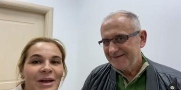 Petrit Vasili ky “ëngjëlli” që uron me “autoportret”: “Të pa brekë i’u zuri dreka, milionerë i’u zuri darka”!  Shqipëria sot lëngon nga maskarenjtë, dallavere nëpër zyra
