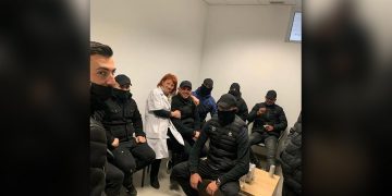 E vërteta e ish-ushtarakëve të droguar e të armatosur, që mban Basha në selinë e PD