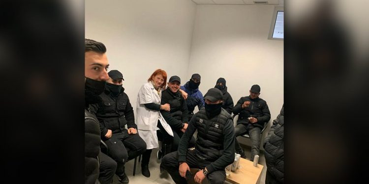 E vërteta e ish-ushtarakëve të droguar e të armatosur, që mban Basha në selinë e PD