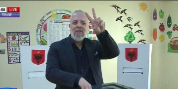 Viti nis me një “super perlë” nga “Syri te vrime e çelsit”: Dikush ka dëgjuar në rrugë Sokol Ballën, se ka thënë që “po paguajmë qimet e kokës të zhdukim Berishën