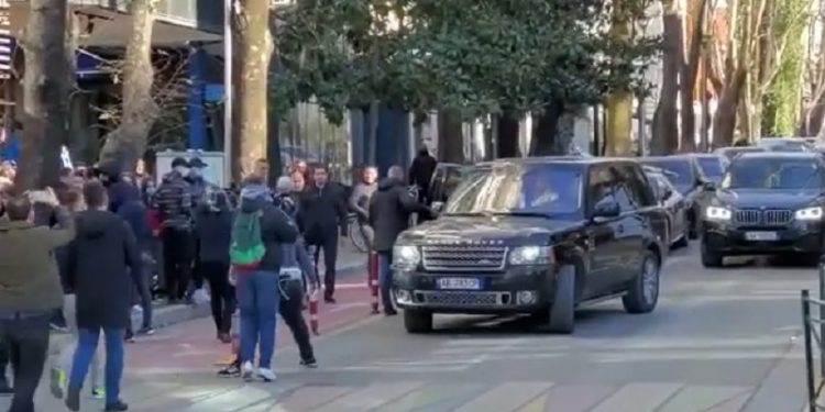 Të rinjtë sulmojnë me vezë Bashën me urdhër të Berishës (VIDEO)