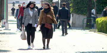 Sa vlen jeta në Shqipëri me shifra: 30 vjet për të blerë një shtëpi, një familje s’kursen dot më shumë se 2 mijë euro në vit
