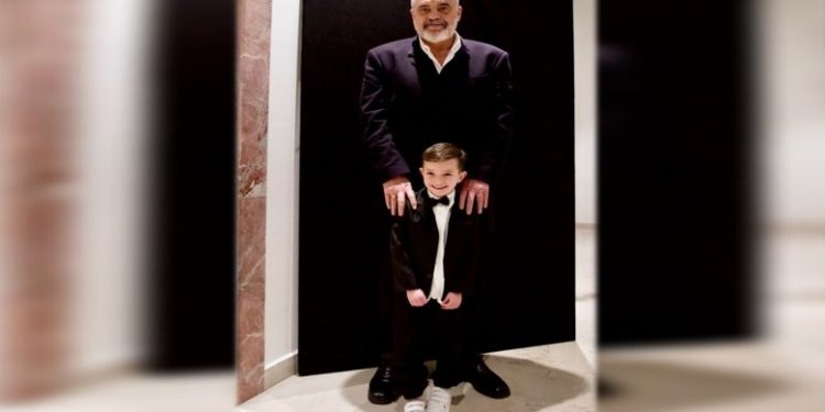 ‘Kur nën ferrë çel trëndafili’, Rama bën lëmsh rrjetin, në pak orë fotoja merr mbi 30 mijë pëlqime