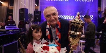 Shkodra për të ardhur keq: Strofkulla e Sali Berishës vlerëson Ilir  Metën… “Njeriu i vitit”