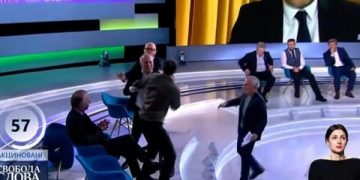 Video/ Gazetari ukrainas e politikani pro-rus i qërojnë hesapet ‘live’ me grushta