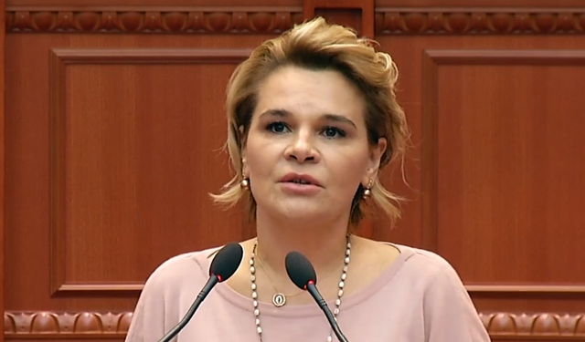 Nuk do ta njihni, kirurgjia plastike ka bërë të vetën! Ndryshimi i madh që ka pësuar ndër vite Monika Kryemadhi, publikohen pamjet që po thyejnë rrjetin