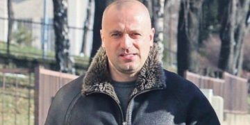 I akuzuar për vrasje dhe i shpallur ‘non-grata’ nga SHBA, arratiset politikani i njohur i Kosovës