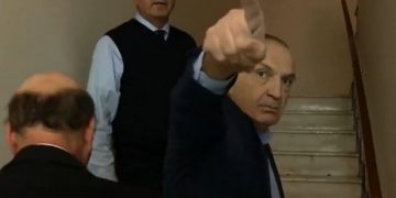 “Jashtë shpejt se…”! Shkoi të mbronte zyrat e FRD, juristët idiot të Metës: Shkoi të mbronte sipas menyrave të tij një subjekt politik të kërcënuar!