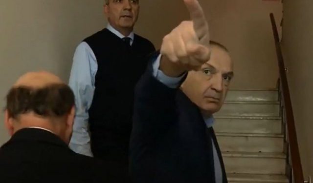 “Jashtë shpejt se…”! Shkoi të mbronte zyrat e FRD, juristët idiot të Metës: Shkoi të mbronte sipas menyrave të tij një subjekt politik të kërcënuar!