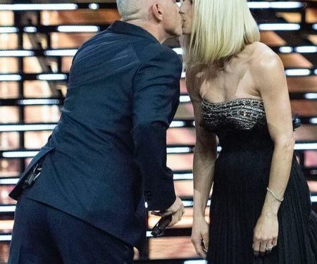 Habisin Michelle Hunziker dhe Eros Ramazzotti, ish-çifti i njohur shkëmbejnë puthje në skenë (Video)
