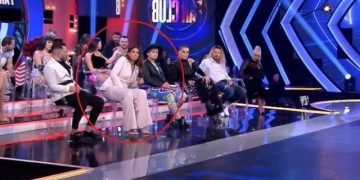VIDEO që po thyen rrjetin! Arjola Demiri kapet në një moment të sikletshëm gjatë transmetimit ‘Live’, nuk kishte ndodh